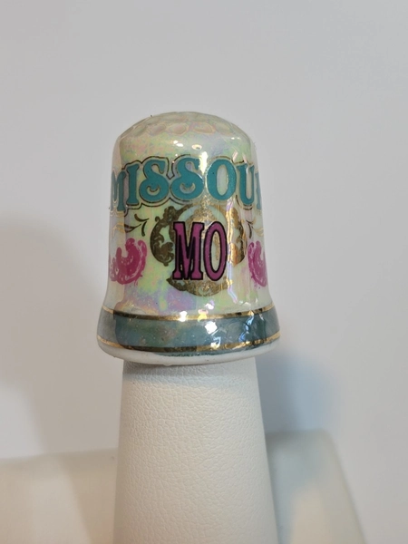 Missouri Travel Souvenir Thimble Iridescent Ceramic