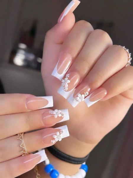24pcs Rectangular Press-On Nails Acrylic Designs French Tip White 5-Petal Flower Classic Silver Studs ABS Romantic Winter Multicolor False