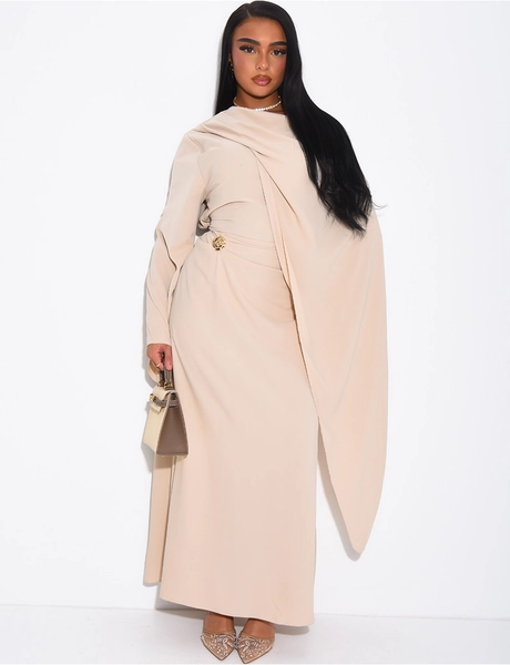 Robe longue et fluide à châle au col et broche à la taille