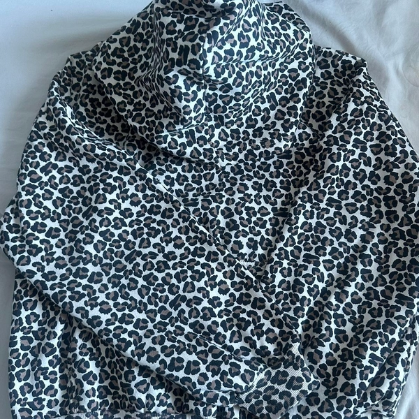 Size S cheetah print hoodie 
Fits a lil looser...