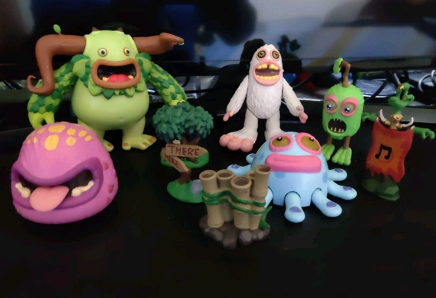 My singing monsters set. (5) Singing Monsters And (4) Matching Accesories