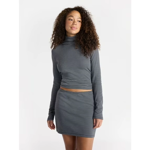No Boundaries Turtleneck Top and Mini Skirt Set, 2-Piece, Women’s