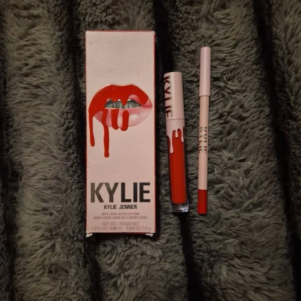 Kylie Cosmetics KYLIE JENNER MATTE LIQUID LIPSTICK & LIP LINER SET BOSS MATTE - New Beauty