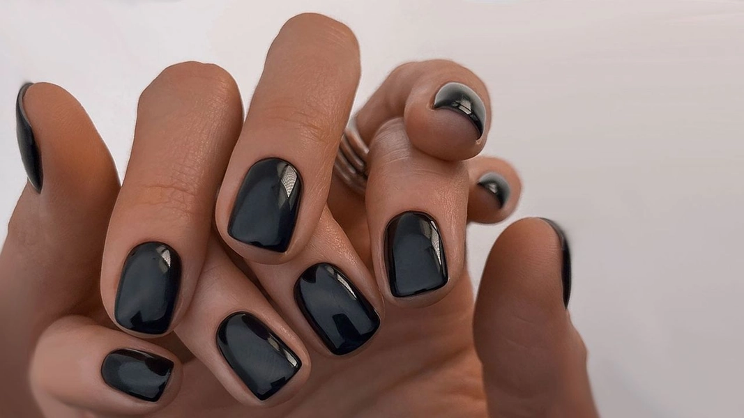 BlackBerry nails are bringing back a huge noughties trend