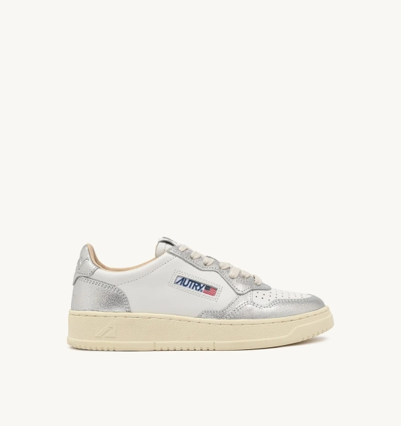 BASKETS MEDALIST LOW BICOLOR EN CUIR BLANC ET ARGENT METALLISE'