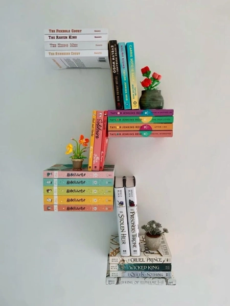 2 Floating Bookshelves