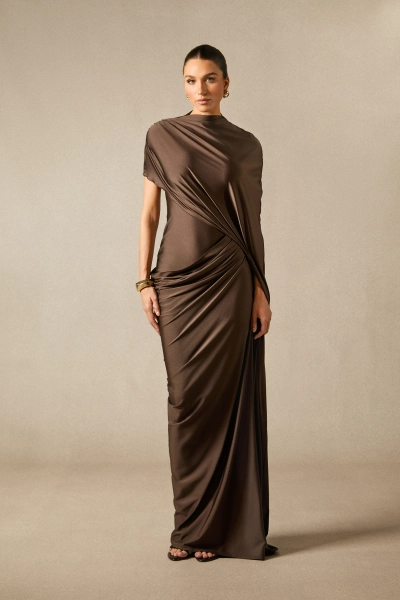 Melina – Drapiertes Maxikleid mit asymmetrischen Ärmeln