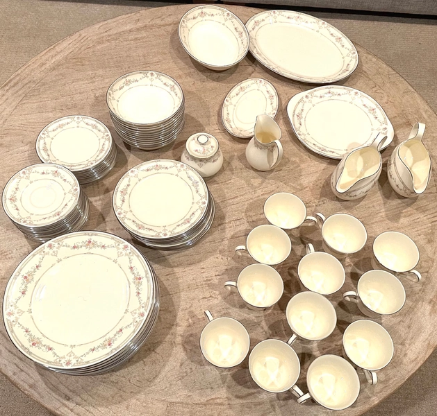 Royal Doulton Tamara - The Romance Collection - Fine Bone China 81 piece set - 12 settings