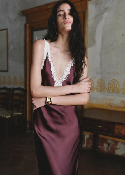Robe satinée en dentelle - Femme | MANGO France métropolitaine