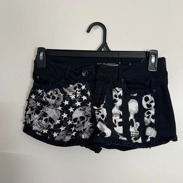Black &amp; white skull and star print shorts with a...