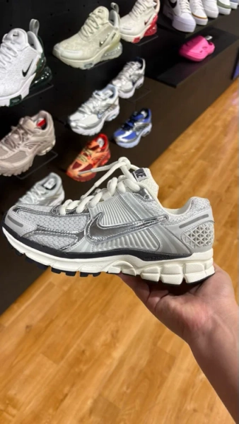 Silver/ chrome vomeros 