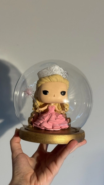Glinda's bubble exhibitor with throne