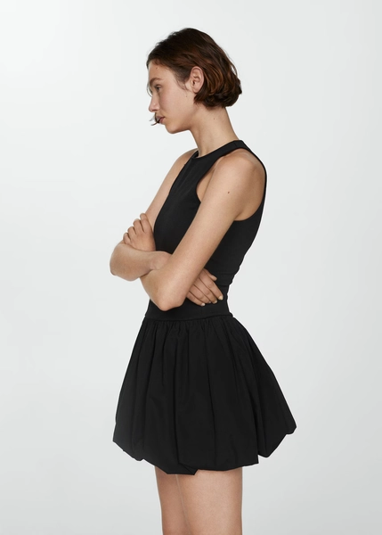 Vestido corto bajo abullonado - Mujer | MANGO OUTLET España (Península y Baleares)