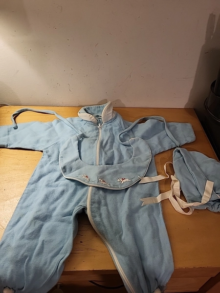 Vintage 1980s Tiny Tots Baby Boy 0-3 Months Zipper Suit With Hat And Bib. 