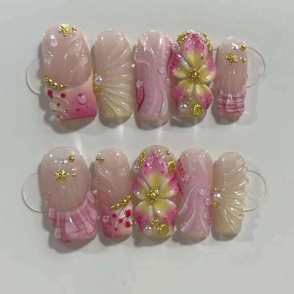 [Floral Press-On Nails] 10pcs Women's Press-On Nails - Soft Pink Floral with Golden Accents, Glossy Finish | Full Cover, Reusable False Nails for Wedding, Party, Everyday - Easy Application Nail Extensions, Cute Nails, Party Accessories, Embedded Shell Design