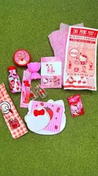 MGA Miniverse Make It Mini food Hello Kitty strawberry milk