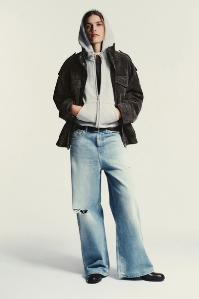 TRF BAGGY-JEANS MIT RISSEN UND MITTELHOHEM BUND