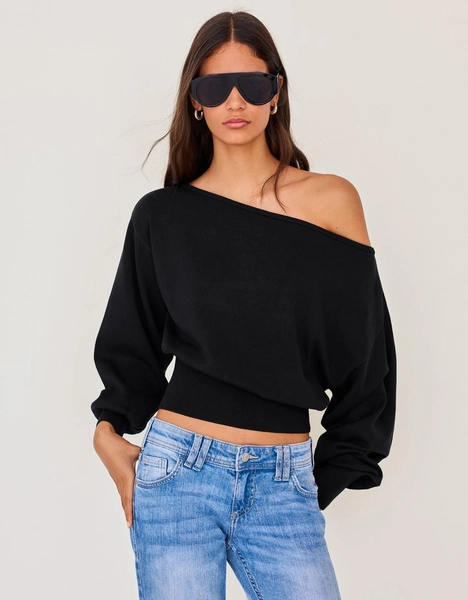 Asymmetric neck jumper