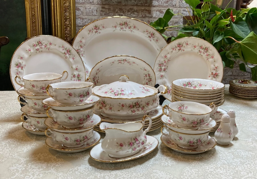 Royal Albert/Paragon dinner set