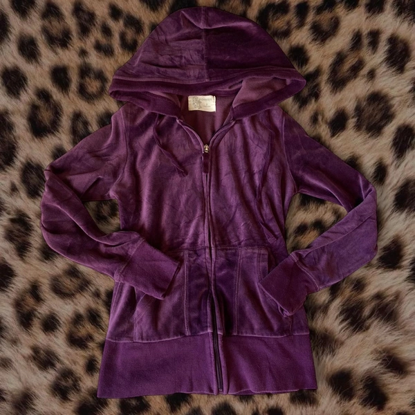 Purple velour hoodie with a y2k vibe 
Size...