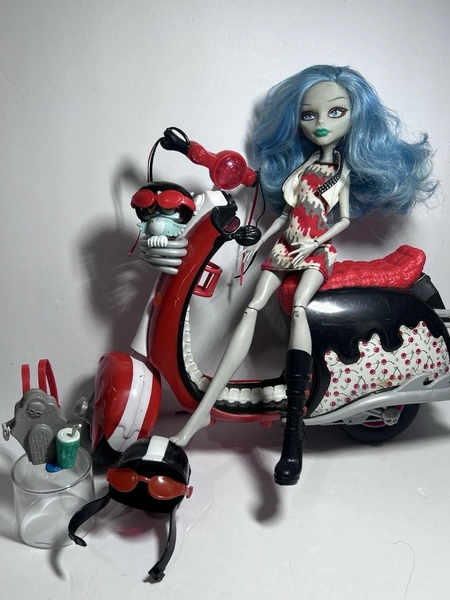 Mattel Monster High Ghoulia Yelps Scooter Doll 2011 Model