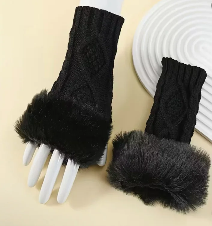 🟢fuzzy gloves