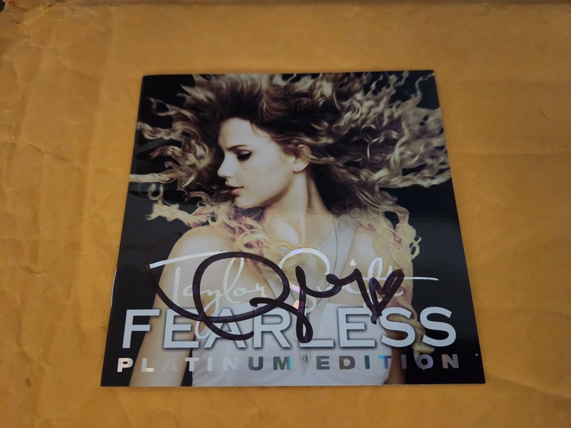 Taylor Swift : FEARLESS Platinum Edition CD &amp; DVD With SIGNED INSERT BY TAYLOR.