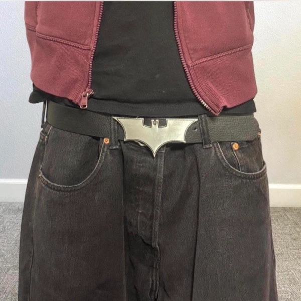 Silver Batman buckle with black belt

Fits belt size...