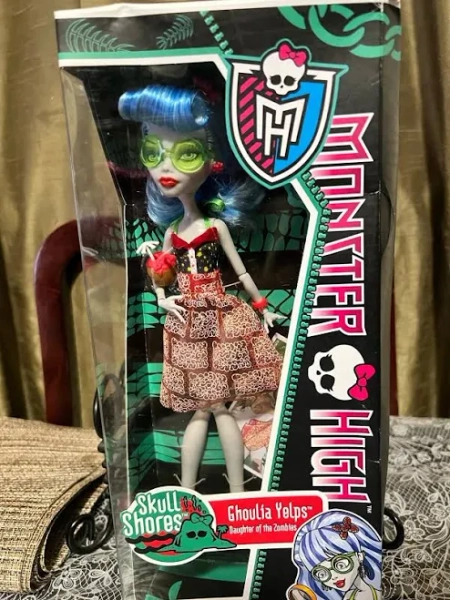 MONSTER HIGH SKULL SHORES GHOULIA YELPS DOLL