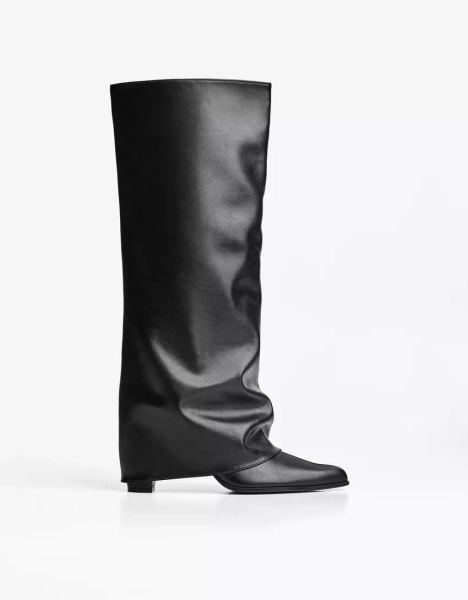 Laars met hoge hak en broek