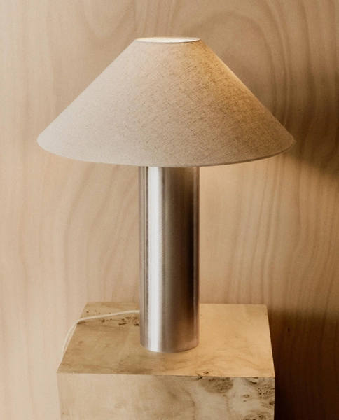 METAL BASE TABLE LAMP