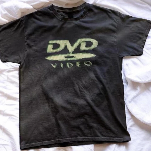 Graphic black dvd Y2K tee
size UK M bust 100cm...
