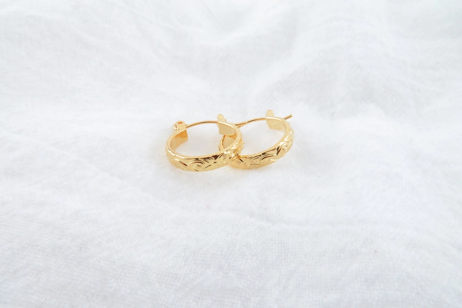 Fav 3mm Huggies Small Hoop Earrings / 15mm Hoops Mini Cute Hawaiian Heirloom Design Gold Hoop Earrings, Hamilton Gold, Island Jewelry