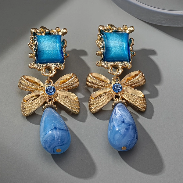 A Pair of Vintage Elegant Bow-Shaped Clip-On Earrings Adorned with Rhinestones, Perfect for Holidays, Birthdays, Dates, Proms, Banquets, Weddings, Parties, Vacations, Shopping, Business, And Everyday Commuting