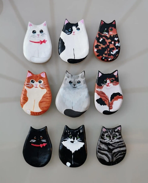 Small Handmade Cat Magnet | Fridge Clay Magnet | Cat Magnet Hand Painted Home gift for her | Cat mom gift | Cute cat decor | Cat Lover Gifts
