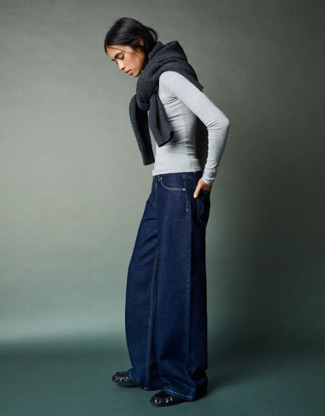 Low-rise boyfriend jeans