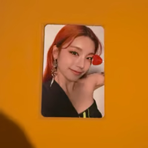 Itzy Yeji Guess Who Photocard