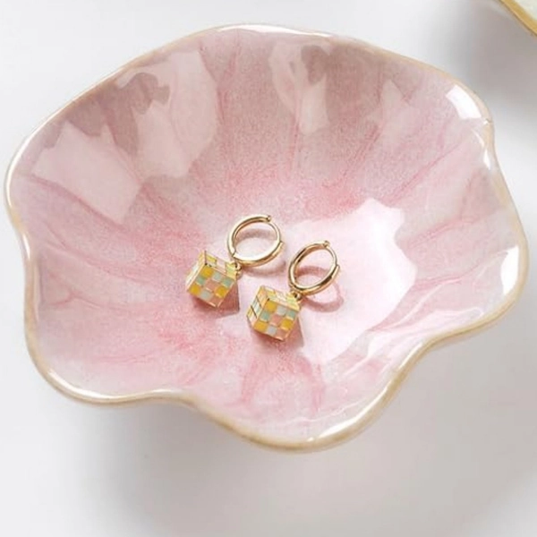 Bandejita de Joyería Elegante en Cerámica Rosa Suave - Diseño Floral con Hoja de Loto, Superficie Abierta para Anillos, Llaves y Collares - Organizador Decorativo para Tocador, Escritorio o Baño - Regalo Perfecto de Cumpleaños o San Valentín para Mujeres, Novias y Amantes del Joyería - Acabado Brillante, Portanués Artístico, Almacenamiento Artesanal, Exhibidor de Collares, Decoración Hogareña