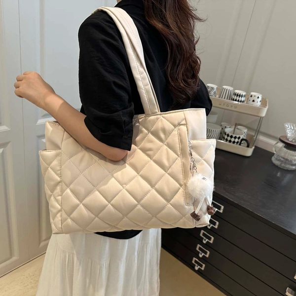 Stylish Quilted Tote Bag with Cute Plush Embellishments, Autumn Casual Large-Capacity Daily Commute Tote Bag, Solid Color Minimalist Shoulder Bag, Essential for Commuting And Shopping