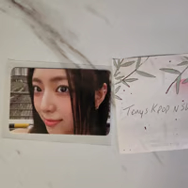 Itzy Yuna Gold Album Photocard (yn3)