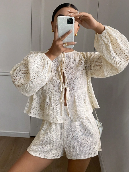Serisse Conjunto informal de 2 piezas con blusa de manga farol con lazo delantero con estampado floral y pantalones cortos para mujer en otoño. Set de 2 piezas con tela texturizada de unicolor y tela bordada. Conjunto de camisa de encaje con cordones y pantalones cortos de manga larga.