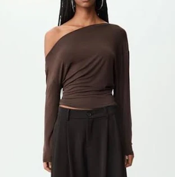 Stradivarius Camiseta Cuello Asimétrico