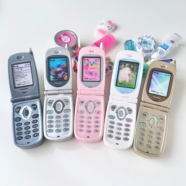 Aliexpress- realistic flip phone keychain 