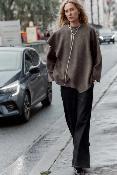 CAPE EN MAILLE AVEC ÉCHARPE