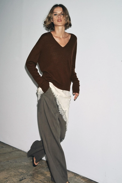 100% EXTRA-SOFT WOOL V-NECK SWEATER