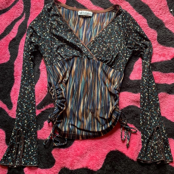 The CUTEST Y2K long sleeve top with such a unique...