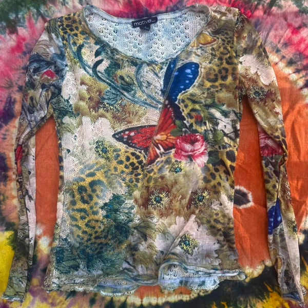 ✬ butterfly graphic top ✬

early 2000s butterfly top...