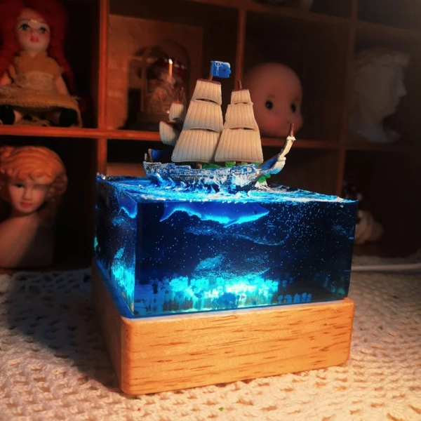 Pirate ship epoxy resin art night lamp， solid wood lamp holder， resin ocean art，home decoration night lamp