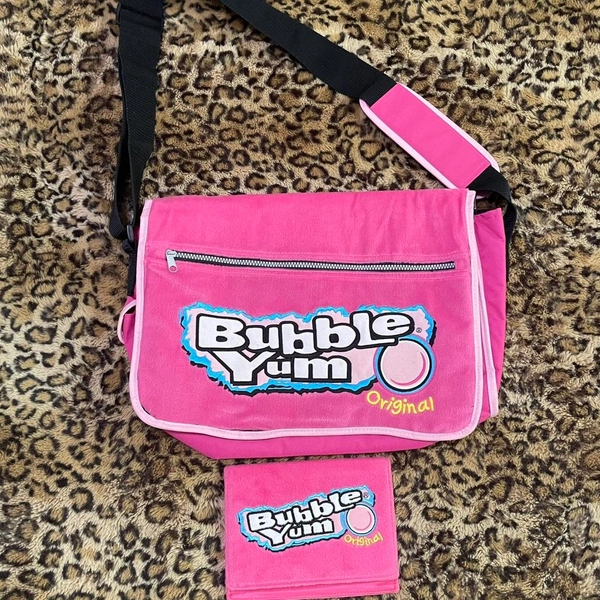 Original Bubble Yum Messenger Bag

Comes with...