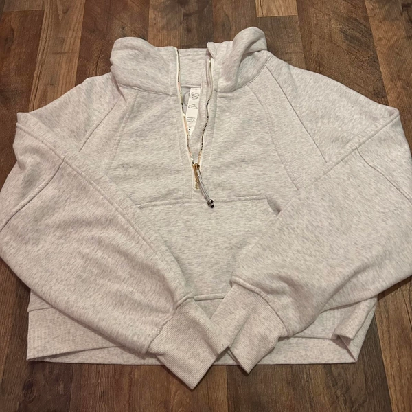 Lululemon light grey scuba hoodie

size 2

no...